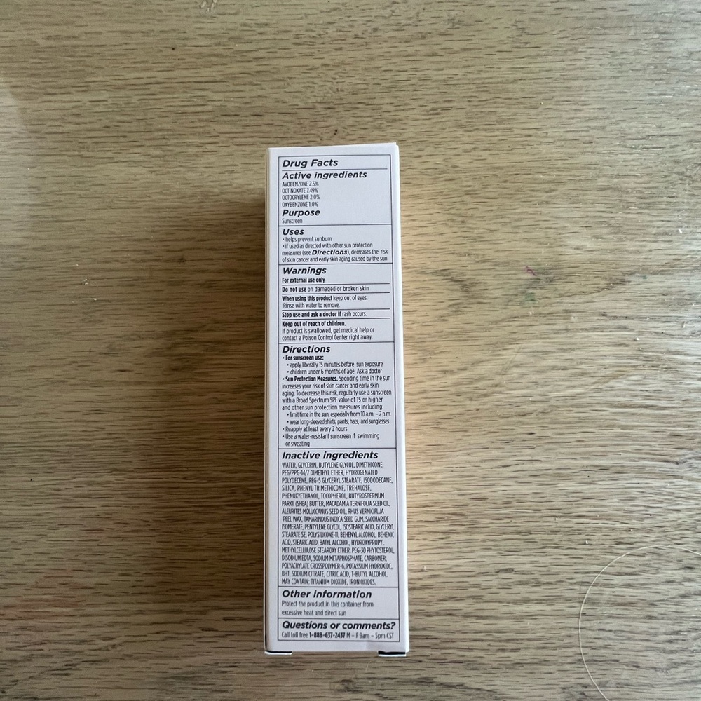 Laura Mercier Tinted Moisturizer Light Revealer Skin Illuminator 1W1 Porcelain - Picture 4 of 8